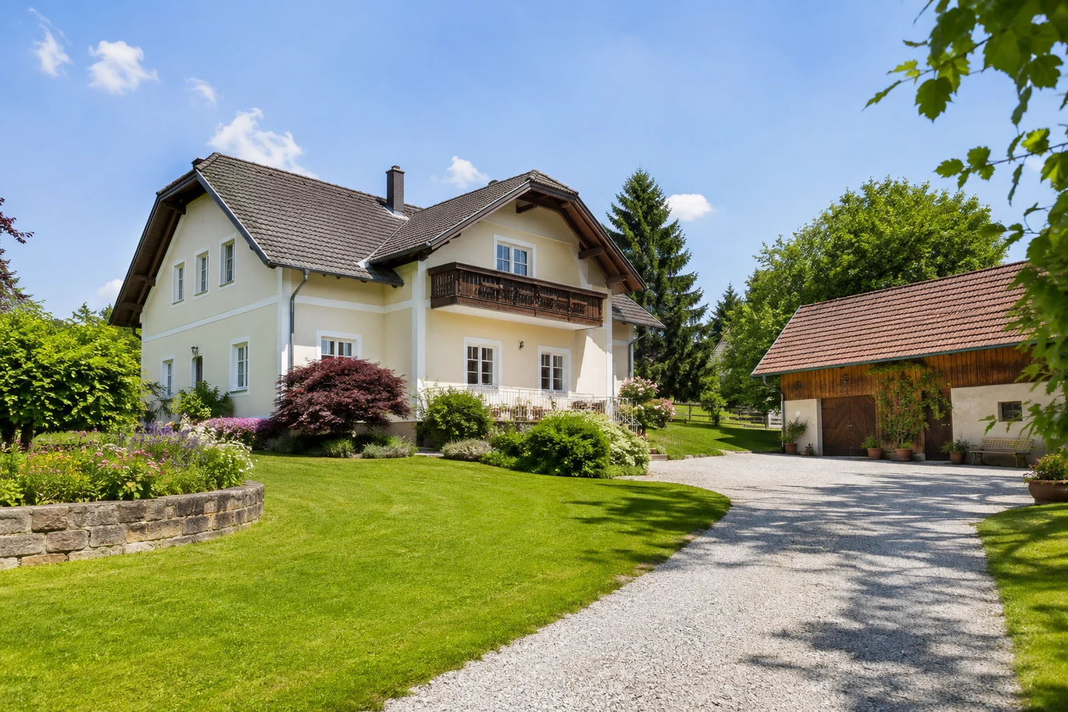 Ländliches Wohnhaus mit Garten, Zufahrt und kleinem Nebengebäude